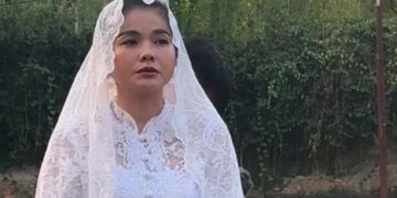 Anniversary Tanpa Epy Kusnandar, Karina Ranau Datangi Makam Dengan Menggunakan Baju Pengantin