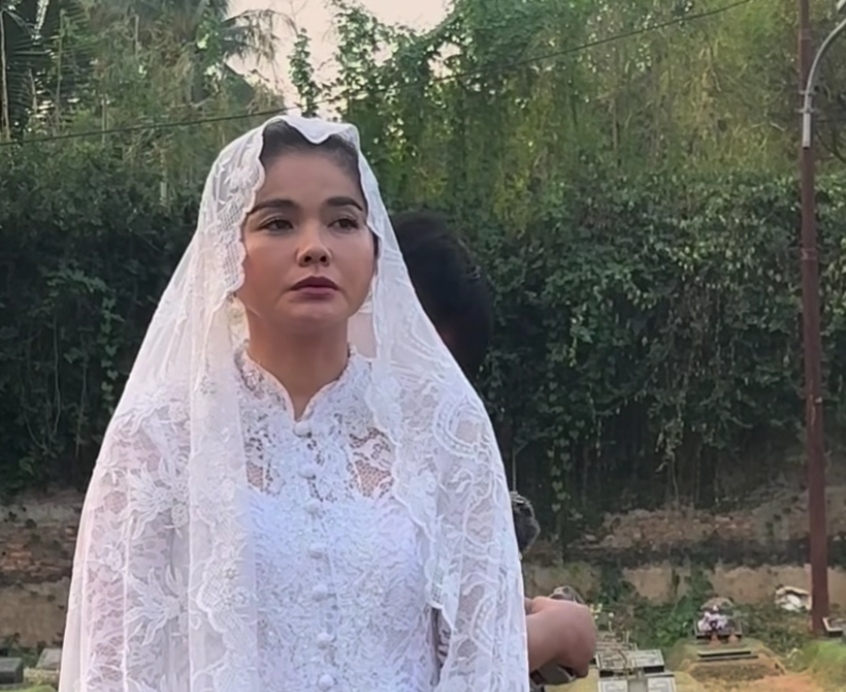 Anniversary Tanpa Epy Kusnandar, Karina Ranau Datangi Makam Dengan Menggunakan Baju Pengantin