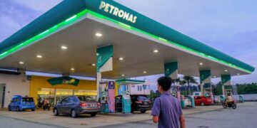 HARGA BBM: Pejalan kaki berada di area SPBU Malaysia. (Foto: Faris Hadziq/SOPA Images/LightRocket via Getty Images)
