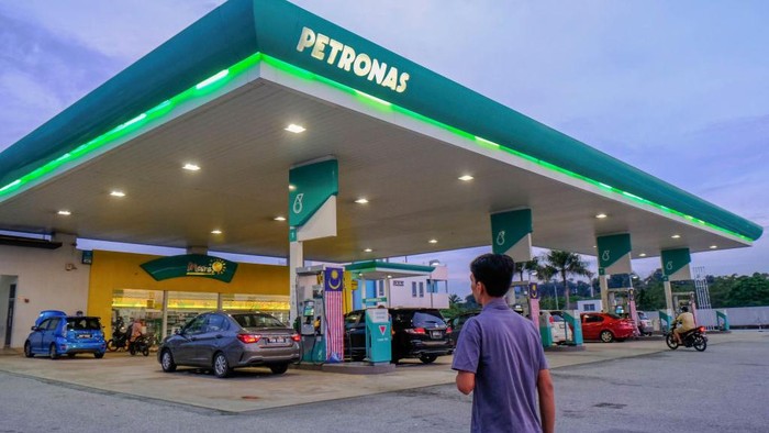 HARGA BBM: Pejalan kaki berada di area SPBU Malaysia. (Foto: Faris Hadziq/SOPA Images/LightRocket via Getty Images)