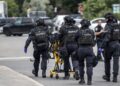EVAKUASI KORBAN: Petugas medis mengevakuasi korban penembakan brutal di festival jalanan terbesar di Kanada. (FOTO: Getty Images via AFP/ANDREJ IVANOV).