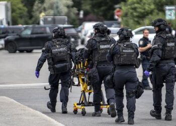 Aksi Koboi Penembakan Brutal di Kanada Tewaskan Dua Orang 2 EVAKUASI KORBAN: Petugas medis mengevakuasi korban penembakan brutal di festival jalanan terbesar di Kanada. (FOTO: Getty Images via AFP/ANDREJ IVANOV).