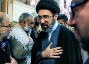 PUKULAN BERAT: Pemimpin Tertinggi Iran, Ayatollah Mojtaba Khamenei, menyampaikan ucapan terima kasih kepada rakyat Iran dan Irak atas partisipasi besar mereka dalam prosesi pemakaman mendiang sang ayah, Ayatollah Ali Khamenei, pada pekan lalu. (Foto: (Foto: AFP/ROUHOLLAH VAHDATI)