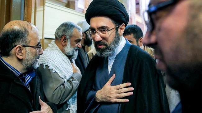 Mojtaba Gambarkan Kematian Sang Ayah Adalah Tragedi Besar Umat Muslim 2 PUKULAN BERAT: Pemimpin Tertinggi Iran, Ayatollah Mojtaba Khamenei, menyampaikan ucapan terima kasih kepada rakyat Iran dan Irak atas partisipasi besar mereka dalam prosesi pemakaman mendiang sang ayah, Ayatollah Ali Khamenei, pada pekan lalu. (Foto: (Foto: AFP/ROUHOLLAH VAHDATI)
