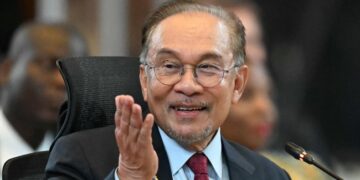 KETERANGAN PERS: Perdana Menteri Anwar Ibrahim mengancam akan mengusir semua warga Israel dari Malaysia. (Foto: AFP/Mohd Rasfan)
