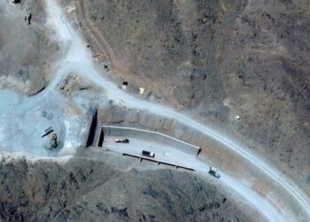 SITUS NUKLIR: Pegunungan Pickaxe yang merupakan situs nuklir utama milik Iran ini diincar oleh Presiden AS Donald Trump untuk diambil alih. (REUTERS/VANTOR)