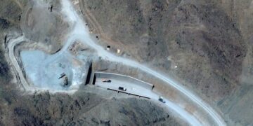 SITUS NUKLIR: Pegunungan Pickaxe yang merupakan situs nuklir utama milik Iran ini diincar oleh Presiden AS Donald Trump untuk diambil alih. (REUTERS/VANTOR)