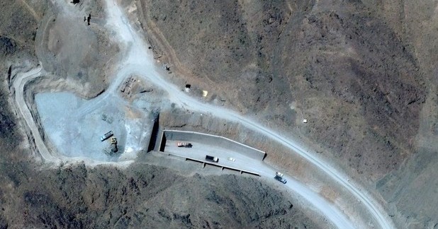 SITUS NUKLIR: Pegunungan Pickaxe yang merupakan situs nuklir utama milik Iran ini diincar oleh Presiden AS Donald Trump untuk diambil alih. (REUTERS/VANTOR)
