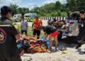 KECELAKAAN MAUT: Petugas mengidentifikasi jenazah para korban kecelakaan maut di Provinsi Mukdahan, Thailand timur pada Kamis (2/7/2026). (Dok. AFP/Yayasan Penyelamatan Ruamjai Mukdahan)