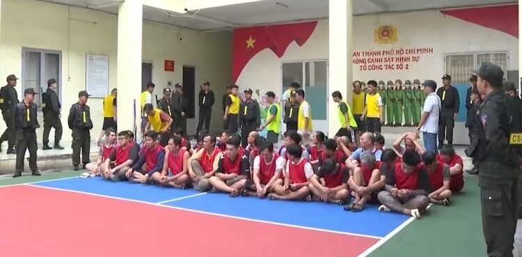 SINDIKAT JUDI: Kepolisian Ho Chi Minh menangkap 85 orang terkait dengan dua sindikat taruhan berskala besar senilai total US$133 juta atau sekitar Rp 2,3 triliun. (Foto: koran-jakarta.com/CNA/Facebook/Kepolisian Ho Chi Minh)