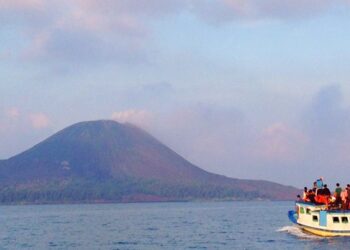 Aktivitas Gunung Anak Krakatau Naik Jadi Level III 4 STATUS WASPADA: Kapal penumpang berlayar di Perairan Selat Sunda dengan latar Gunung Anak Krakatau. (Foto: Ilustrasi: tourdejava.net)