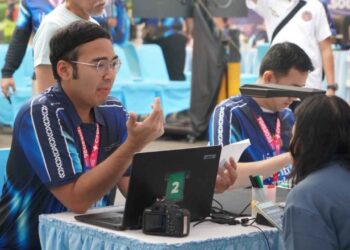 Yuk! Bikin Paspor Sambil Menikmati CFD Minggu Pagi 2 URUS PASPOR: Peserta CFD memanfaatkan layanan PASPORIA dari Kantor Imigrasi Soekarno-Hatta di kawasan Car Free Day Sudirman, Jakarta Selatan, beberaa Waktu lalu. (Sumber: indonesiaberdaulat.com/Imigrasi Soetta)