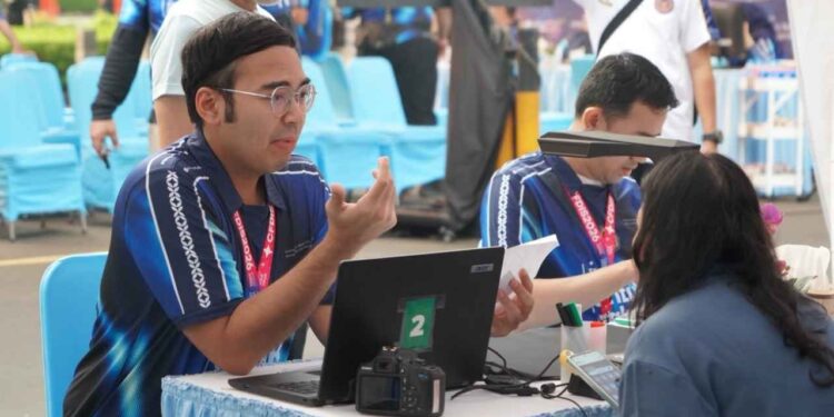 Yuk! Bikin Paspor Sambil Menikmati CFD Minggu Pagi 1 URUS PASPOR: Peserta CFD memanfaatkan layanan PASPORIA dari Kantor Imigrasi Soekarno-Hatta di kawasan Car Free Day Sudirman, Jakarta Selatan, beberaa Waktu lalu. (Sumber: indonesiaberdaulat.com/Imigrasi Soetta)