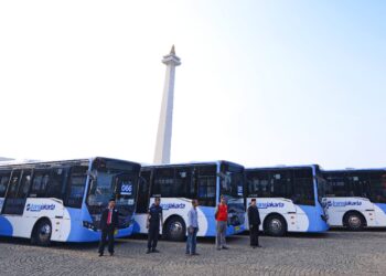 DTKJ Usul Tarif TJ Berlangganan Rp 200 Ribu Per Bulan 2 TRANSPORTASI UMUM: Armada Transjakarta parkir di area Monas, Gambir, Jakarta Pusat. (Foto Ilustrasi: Jakarta Smart City)