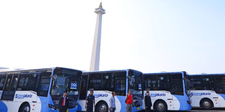 DTKJ Usul Tarif TJ Berlangganan Rp 200 Ribu Per Bulan 1 TRANSPORTASI UMUM: Armada Transjakarta parkir di area Monas, Gambir, Jakarta Pusat. (Foto Ilustrasi: Jakarta Smart City)