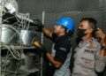 Pencurian Listrik di Bekasi Menguak Tambang Bitcoin Ilegal 8 BONGKAR SINDIKAT: Petugas PLN dan kepolisian memeriksa server yang diduga untuk tambang Bitcoin di Tambun Selatan, Kabupaten Bekasi, Jawa Barat. (Foto: Rifkianto Nugroho/Detik.com)
