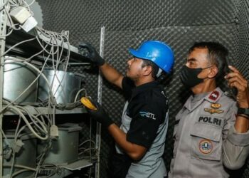 BONGKAR SINDIKAT: Petugas PLN dan kepolisian memeriksa server yang diduga untuk tambang Bitcoin di Tambun Selatan, Kabupaten Bekasi, Jawa Barat. (Foto: Rifkianto Nugroho/Detik.com)