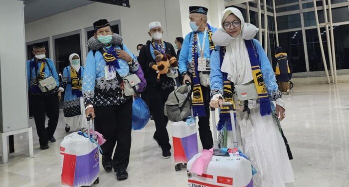 Menhaj Klaim Berhasil Turunkan Biaya Haji Rp 2 Juta Tahun Ini 1 JEMAAH HAJI: Kloter 1 Debarkasi Makassar mendarat di Bandara Sultan Hasanuddin. (detik.com/Istimewa)