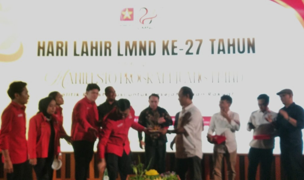 SEREMONIAL HUT: Liga Mahasiswa Nasional untuk Demokrasi (LMND) memperingati hari lahir ke-27. Momentum tersebut ditandai dengan meluncurkan manifesto program juang bertajuk Politik Redistribusi Untuk Kesejahteraan Rakyat. (FOTO: WAYTRI/KORANINDOPOS.COM)