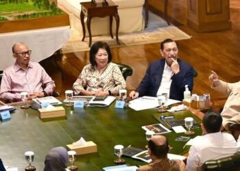 EKONOMI NASIONAL: Presiden Prabowo Subianto (kanan) menerima rombongan Dewan Ekonomi Nasional (DEN) yang diketuai Luhut Binsar Pandjaitan di rumah pribadi Prabowo di Hambalang, Bogor, Jawa Barat pada Selasa (14/7/2026). (Foto: Dok./IG: Sekretariat.kabinet)