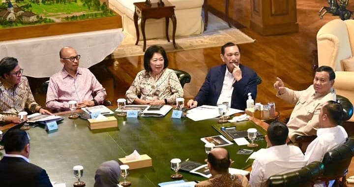 Luhut dan Jajaran DEN Lapor Ke Prabowo Soal Proyek GovTech 4 EKONOMI NASIONAL: Presiden Prabowo Subianto (kanan) menerima rombongan Dewan Ekonomi Nasional (DEN) yang diketuai Luhut Binsar Pandjaitan di rumah pribadi Prabowo di Hambalang, Bogor, Jawa Barat pada Selasa (14/7/2026). (Foto: Dok./IG: Sekretariat.kabinet)