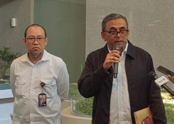 Sekjen Bantah Perjalanan Istri dan Anak Menteri PU Ke AS Dibiayai APBN 2 KETERANGAN PERS: Sekretaris Jenderal (Sekjen PU) Kementerian Pekerjaan Umum (PU) Apri Artoto (kanan) menjelaskan terkait perjalanan dinas Menteri PU Dody Hanggodo ke New York, Amerika Serikat yang menjadi sorotan publik. (Foto: Ilyas Fadilah/Detik.com)