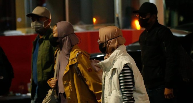 KPK Gelandang 21 Terperiksa Kasus OTT Bupati Pemalang Pakai Bus 3 OTT KPK: Sebanyak 21 orang digelandang ke Gedung KPK Merah Putih, Setiabudi, Jakarta Selatan pada Rabu (29/7/2026) malam karena terkait kasus dugaan korupsi Bupati Pemalang Anom Widiyantoro. (Foto: Detik.com)