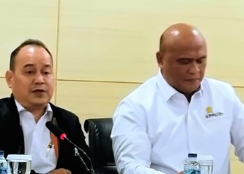 KETERANGAN PERS: Ketua KPPU Gopprera Panggabean (kiri) dan Wakil Ketua KPPU Hilman Pujana memberikan keterangan saat Coffee Afternoon Media Meeting di Gedung KPPU, Gambir, Jakarta Pusat pada Rabu, (15/7/2026). (FOTO: SHANTY AULIA/KORANINDOPOS.COM)