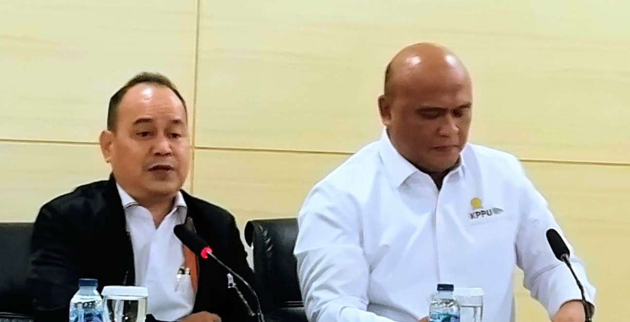 KETERANGAN PERS: Ketua KPPU Gopprera Panggabean (kiri) dan Wakil Ketua KPPU Hilman Pujana memberikan keterangan saat Coffee Afternoon Media Meeting di Gedung KPPU, Gambir, Jakarta Pusat pada Rabu, (15/7/2026). (FOTO: SHANTY AULIA/KORANINDOPOS.COM)