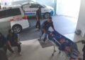 BELUM TERUNGKAP: Jasad Sutrimo, penjaga sekaligus kepala rumah tangga (Karumga) eks Jampidsus Febrie Adriansyah, diturunkan dari ambulans kemudian dibawa ke Rumah Sakit Muhammadiyah Taman Puring, Jakarta Selatan. (Foto: Dok./Tangkapan Layar/IG @gianluigich-)