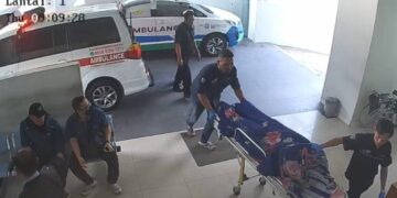 BELUM TERUNGKAP: Jasad Sutrimo, penjaga sekaligus kepala rumah tangga (Karumga) eks Jampidsus Febrie Adriansyah, diturunkan dari ambulans kemudian dibawa ke Rumah Sakit Muhammadiyah Taman Puring, Jakarta Selatan. (Foto: Dok./Tangkapan Layar/IG @gianluigich-)