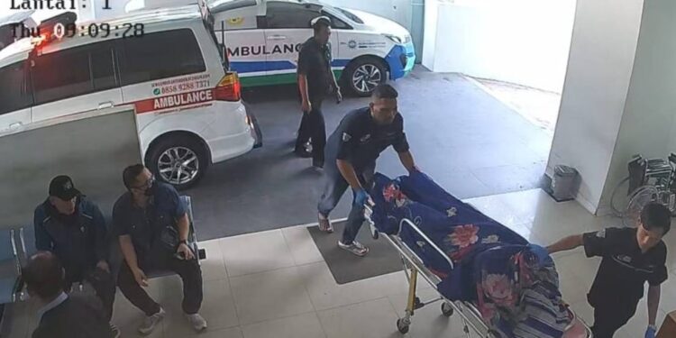 BELUM TERUNGKAP: Jasad Sutrimo, penjaga sekaligus kepala rumah tangga (Karumga) eks Jampidsus Febrie Adriansyah, diturunkan dari ambulans kemudian dibawa ke Rumah Sakit Muhammadiyah Taman Puring, Jakarta Selatan. (Foto: Dok./Tangkapan Layar/IG @gianluigich-)