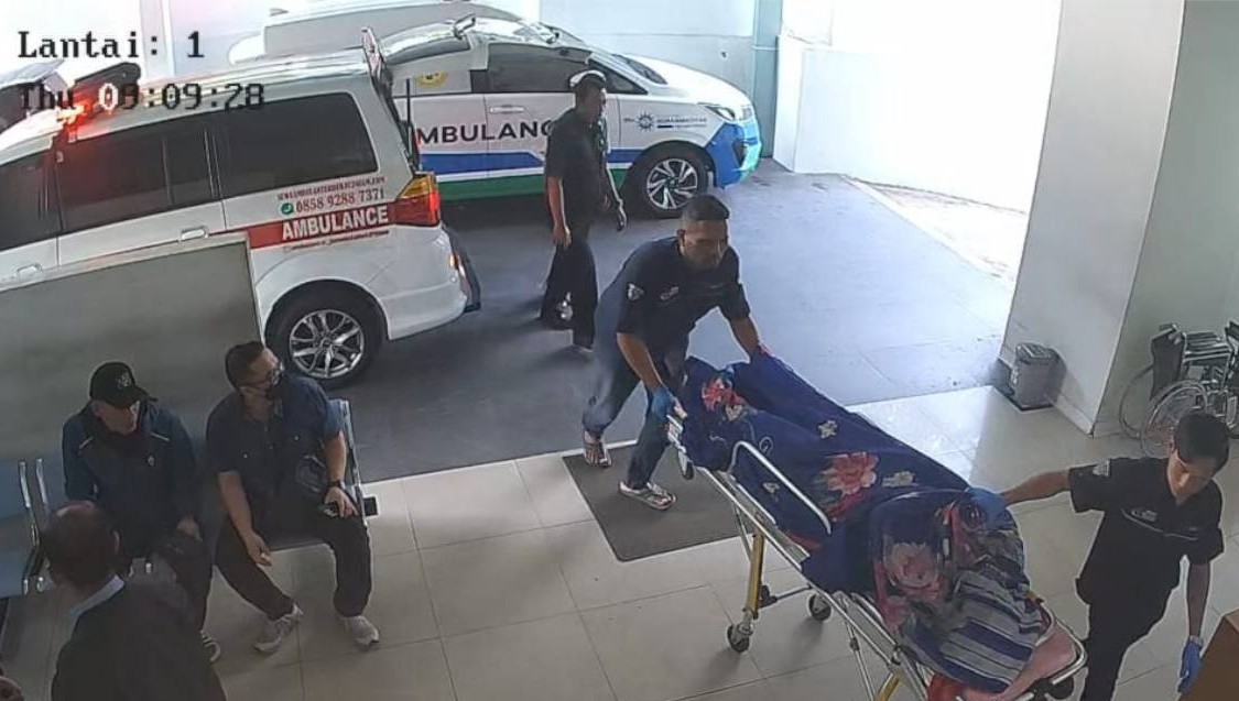BELUM TERUNGKAP: Jasad Sutrimo, penjaga sekaligus kepala rumah tangga (Karumga) eks Jampidsus Febrie Adriansyah, diturunkan dari ambulans kemudian dibawa ke Rumah Sakit Muhammadiyah Taman Puring, Jakarta Selatan. (Foto: Dok./Tangkapan Layar/IG @gianluigich-)