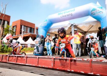 REKOR MURI: Peserta anak dalam ajang balap sepeda tanpa pedal di Metland Cikarang berada di garis start. (FOTO: WAYTRI/KORANINDOPOS.COM)