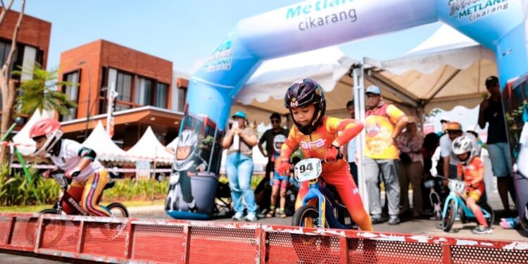 Balap Pushbike Pertama Dengan Peserta Anak Terbanyak Raih Rekor MURI 1 REKOR MURI: Peserta anak dalam ajang balap sepeda tanpa pedal di Metland Cikarang berada di garis start. (FOTO: WAYTRI/KORANINDOPOS.COM)