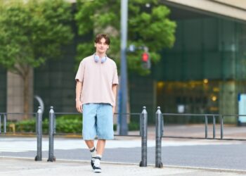 5 Trik Styling T-Shirt biar Nggak Terlihat Terlalu Monoton