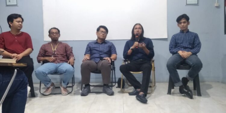 Malahayati Konsultan Beri Edukasi Rutin Tentang Bahaya Pinjol 1 EDUKASI RUTIN: CEO PT Malahayati Nusantara Raya Ahmad Maulana Wijaya (kedua dari kanan) memberikan penjelasan tentang bahaya pinjaman online. (FOTO: WAYTRI/KORANINDOPOS.COM)