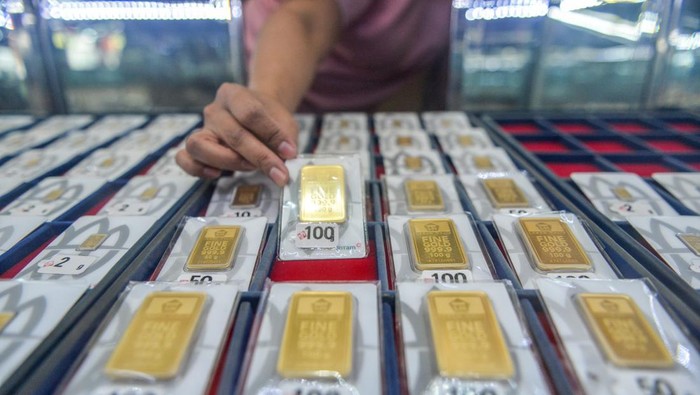 Harga Emas Antam Hari Ini Turun Rp2.000 per Gram, Kini Dibanderol Rp2,633 Juta 2 Harga Emas Antam Hari Ini Turun Rp2.000 per Gram, Kini Dibanderol Rp2,633 Juta