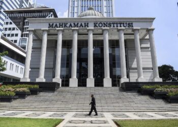 Hakim MK Saldi Isra Soroti Maskapai yang Sepihak Pindahkan Penumpang Saat Delay