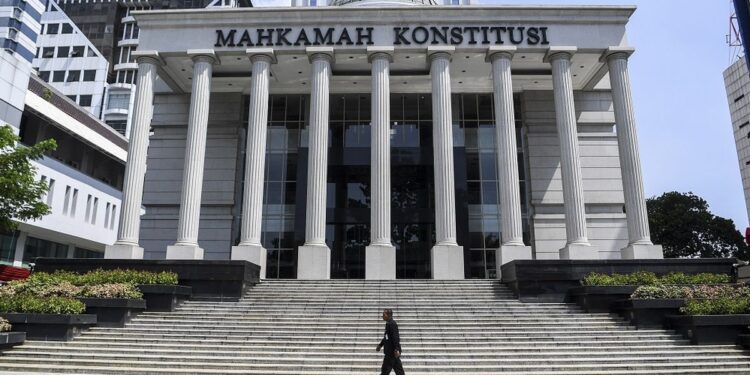 Hakim MK Saldi Isra Soroti Maskapai yang Sepihak Pindahkan Penumpang Saat Delay