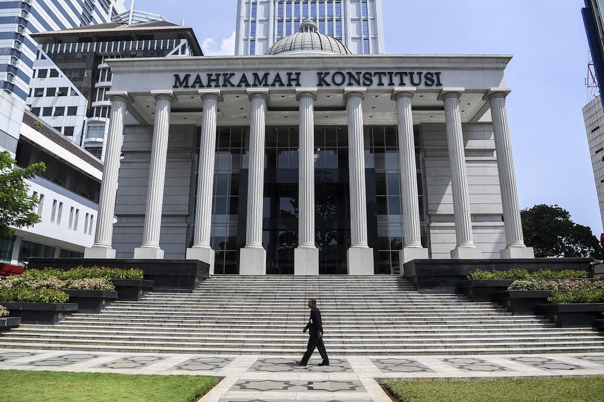 Hakim MK Saldi Isra Soroti Maskapai yang Sepihak Pindahkan Penumpang Saat Delay