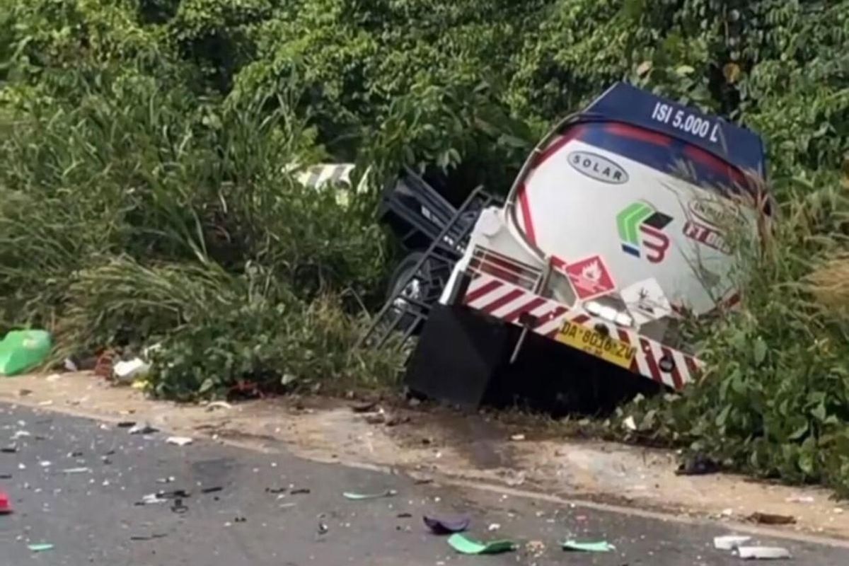 Pertamina Patra Niaga Sampaikan Duka Cita atas Insiden Kecelakaan di Tanah Bumbu 3 Pertamina Patra Niaga Sampaikan Duka Cita atas Insiden Kecelakaan di Tanah Bumbu