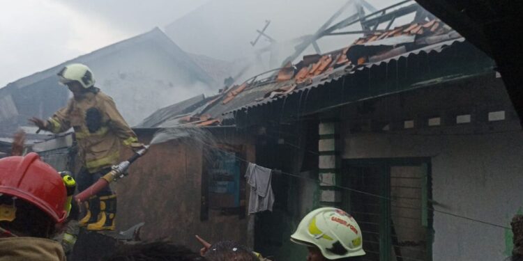 Kebakaran Rumah di Gambir Berhasil Dipadamkan dalam Hitungan Menit, Tidak Ada Korban Jiwa 1 Kebakaran Rumah di Gambir Berhasil Dipadamkan dalam Hitungan Menit, Tidak Ada Korban Jiwa