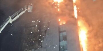 Kebakaran Gedung Bapenda DKI Jakarta, Kertas Diduga Dokumen Berhamburan dari Lantai Atas