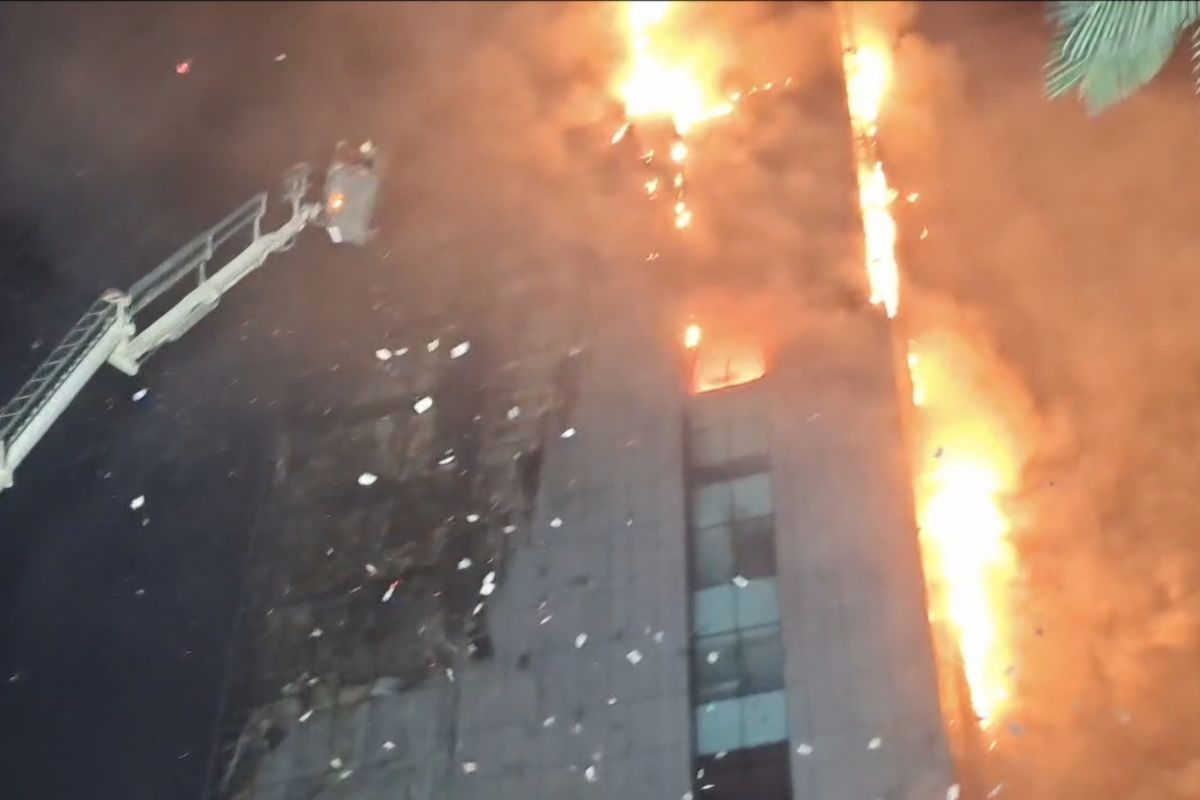 Kebakaran Gedung Bapenda DKI Jakarta, Kertas Diduga Dokumen Berhamburan dari Lantai Atas 2 Kebakaran Gedung Bapenda DKI Jakarta, Kertas Diduga Dokumen Berhamburan dari Lantai Atas