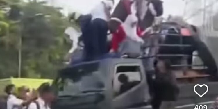 Truk Polisi Bawa Siswa dan Guru SMAN 79 Kecelakaan di Cawang, Sopir Diduga Mengantuk 1 Truk Polisi Bawa Siswa dan Guru SMAN 79 Kecelakaan di Cawang, Sopir Diduga Mengantuk