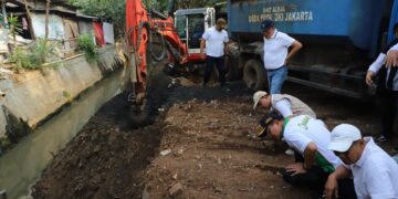 Sedimen Lumpur Tutup 90 Persen Saluran di Pesanggrahan Jaksel, 500 Personel Dikerahkan