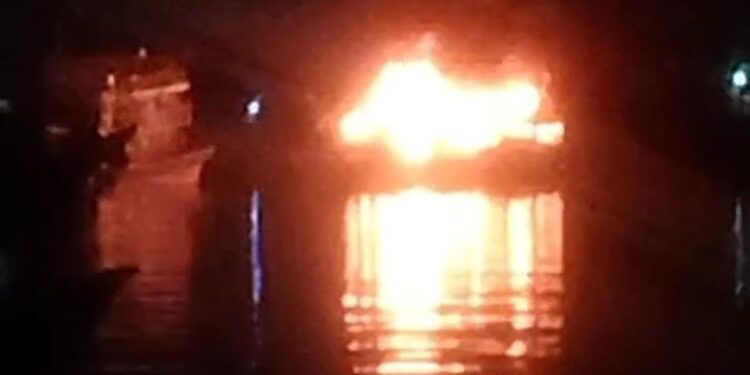 Dua Kapal Tradisional Terbakar di Muara Baru Jakut, 11 Unit Damkar Dikerahkan 1 Dua Kapal Tradisional Terbakar di Muara Baru Jakut, 11 Unit Damkar Dikerahkan