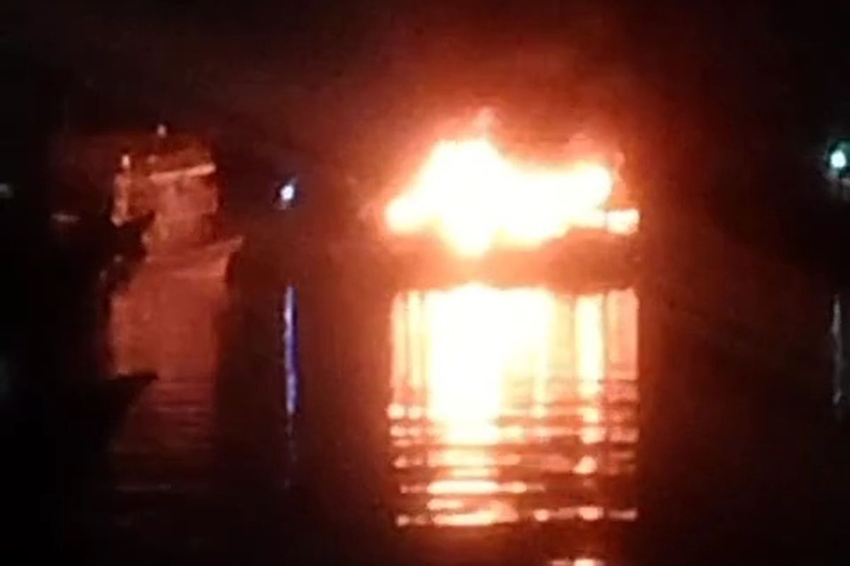 Dua Kapal Tradisional Terbakar di Muara Baru Jakut, 11 Unit Damkar Dikerahkan 2 Dua Kapal Tradisional Terbakar di Muara Baru Jakut, 11 Unit Damkar Dikerahkan