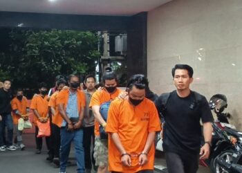 Delapan Tersangka Penyelundupan 1,3 Ton Ketamin Tiba di Bareskrim Polri